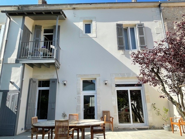 MAISON DE VILLE 196 m2 avec jardin