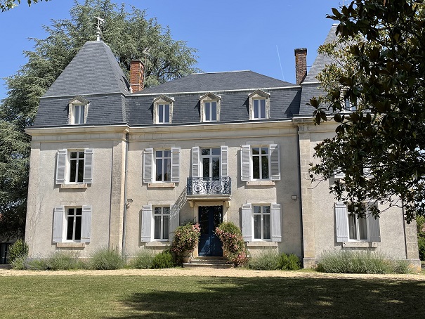 MANOIR AVEC PISCINE ET DÉPENDANCES AMENAGEES