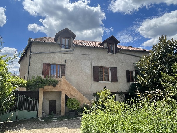 MAISON BOURGEOISE AVEC PISCINE ET GRAND JARDIN