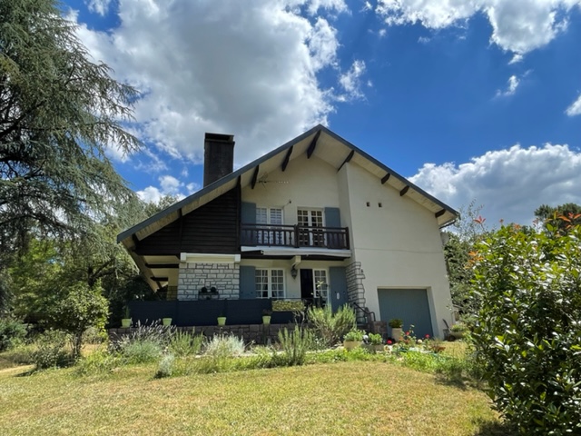 MAISON AVEC BEAU TERRAIN 15 MN DE PÉRIGUEUX