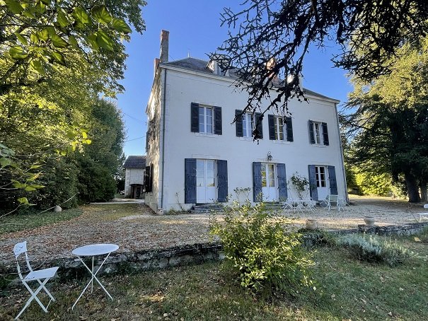 MAISON DE MAITRE AVEC DÉPENDANCES, PISCINE et 3 hectares de prairie et bois