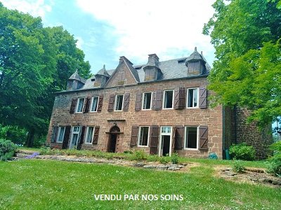 CHÂTEAU et DÉPENDANCES.