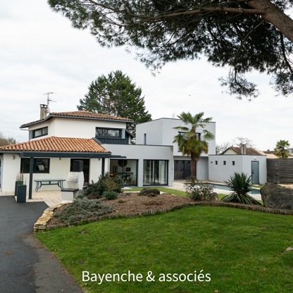 MAISON CONTEMPORAINE AVEC PISCINE, POOL HOUSE ET GARAGES