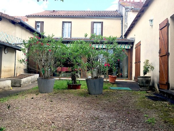 MAISON 190 m2 AVEC JARDIN ET GARAGE.