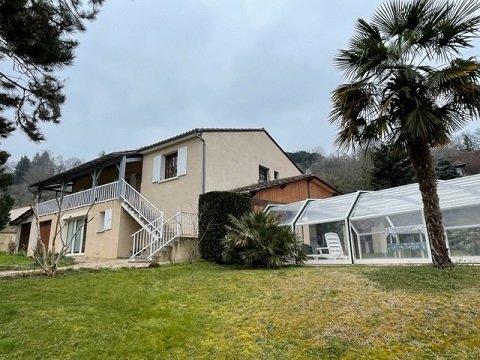 Maison sur sous-sol aménagé avec piscine et garage.