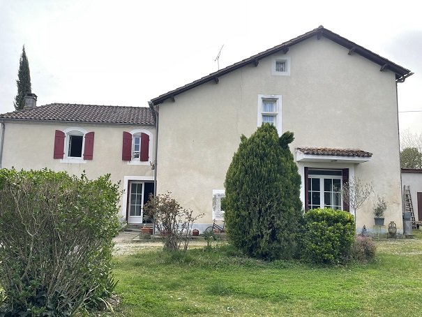 Maison en pierre 198 m2 avec jardin et garage.