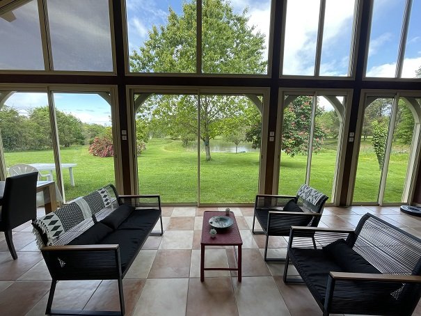 Maison en pierre + maison d’amis, piscine et étang.