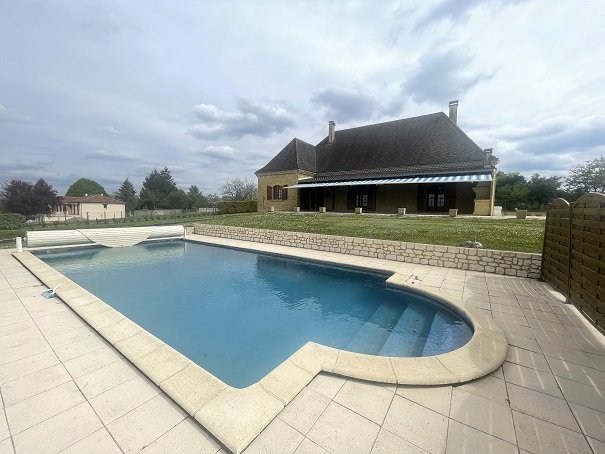 Maison en pierre 195 m2 avec piscine et dépendance.