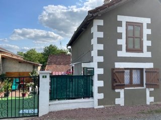 Maisonnette avec cour.