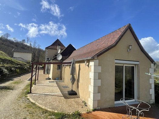 Maison ancienne, 4 chambres et piscine couverte.
