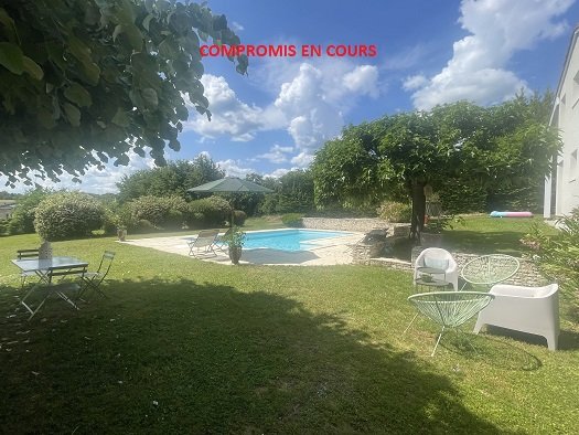 Villa avec piscine sur parc.