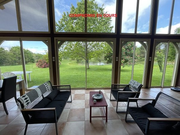 Maison en pierre + maison d’amis, piscine et étang.