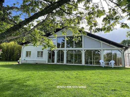 Maison en pierre + maison d’amis, piscine et étang.