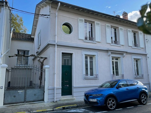 Maison de ville avec garage secteur prisé.