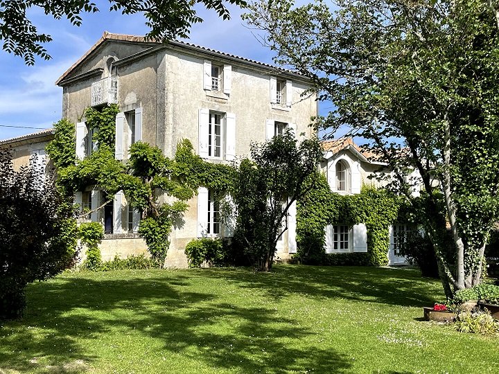 Propriété avec maison d’amis, grange et piscine.