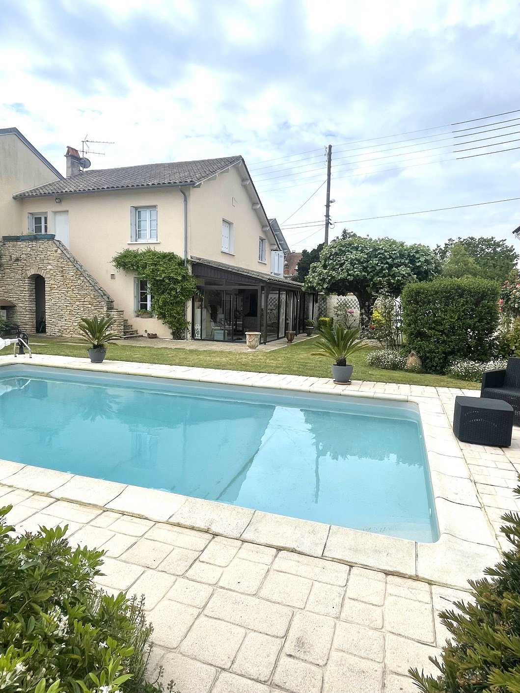 Périgueux, maison 3 chambres avec parking, piscine et dépendances.