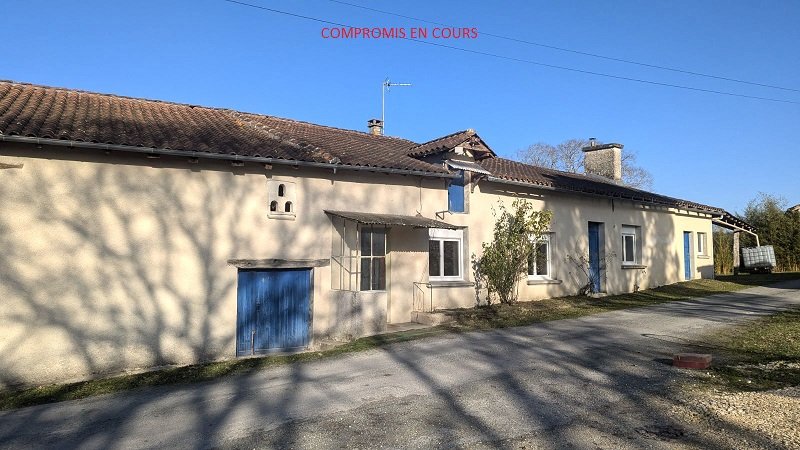 Maison en pierre de type longère avec grange.