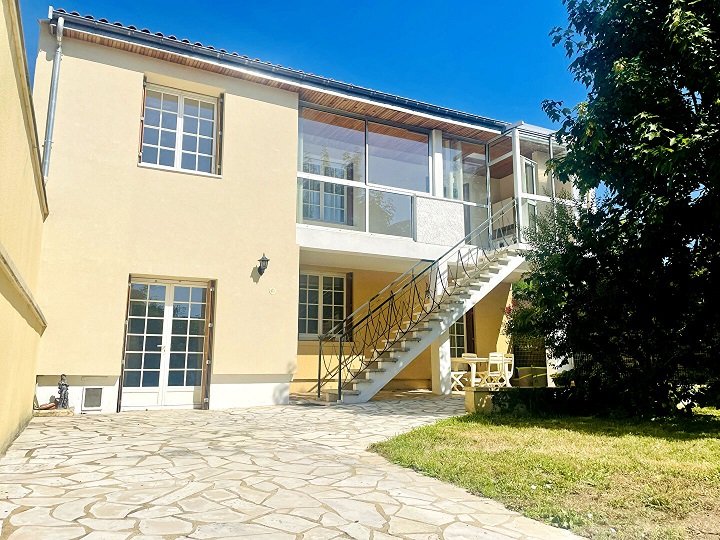 Maison 7 pièces voie verte,162 m2.