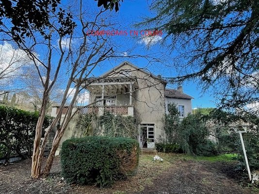 Maison avec jardin, garage et dépendance.