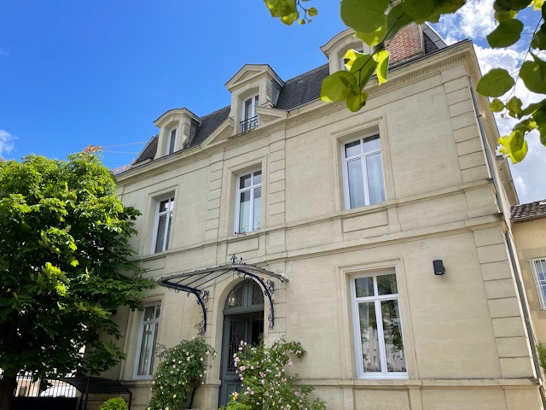 Hôtel particulier avec jardin et piscine