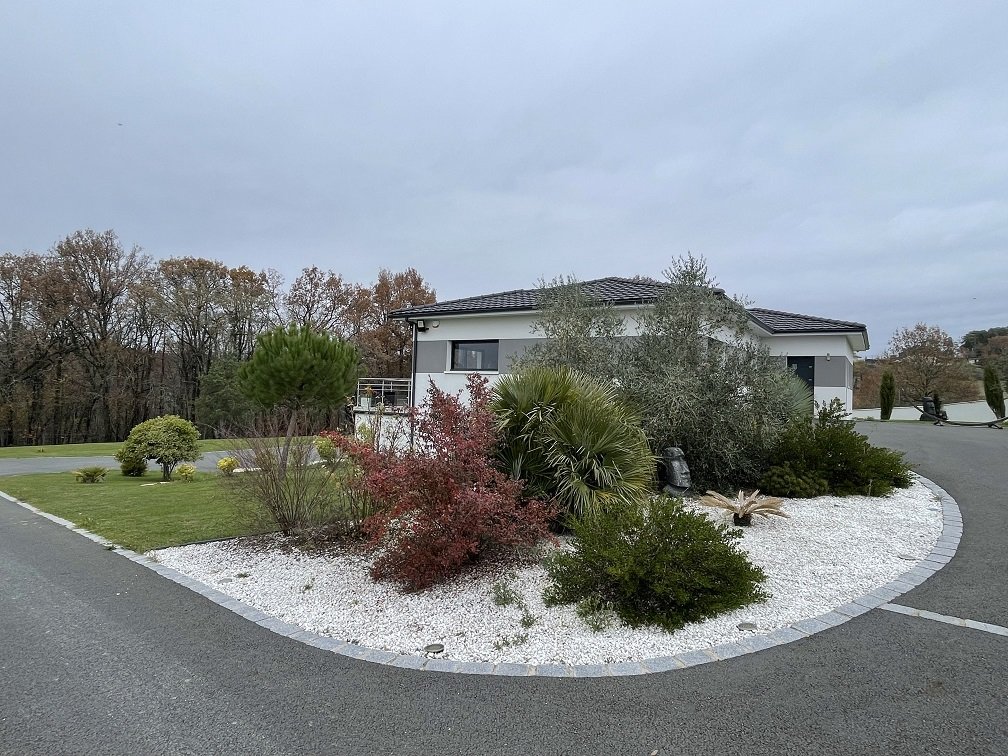Villa 200 m2 avec parc et prairies