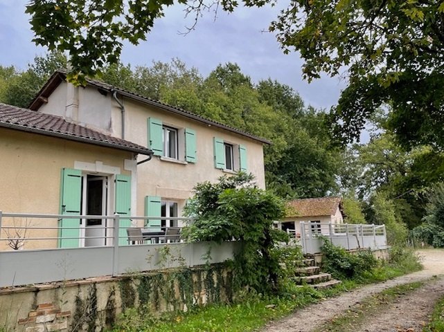 Maison 155m2 avec piscine et garage.