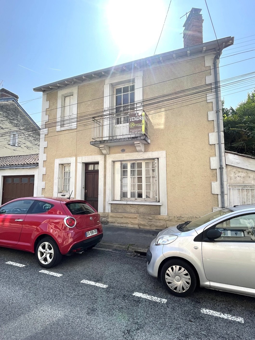VESONE, maison avec jardin et garage.
