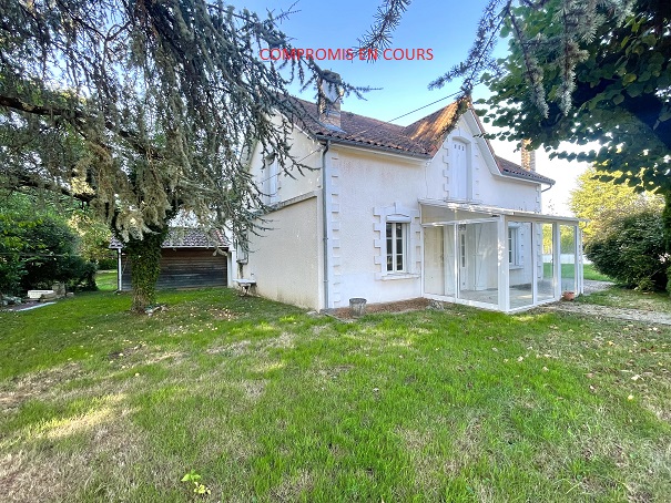 Maison  3 pièces avec jardin et grand garage.