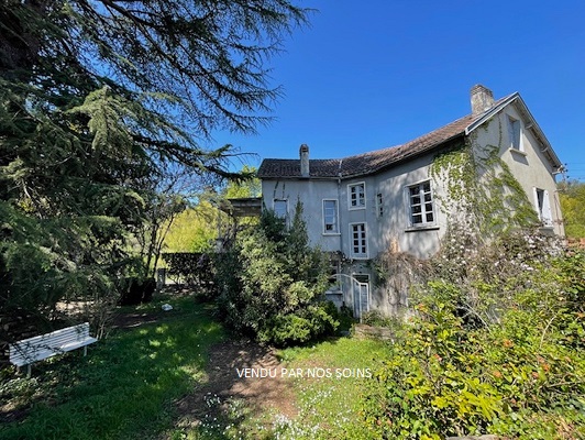 Maison avec jardin, garage et dépendance.