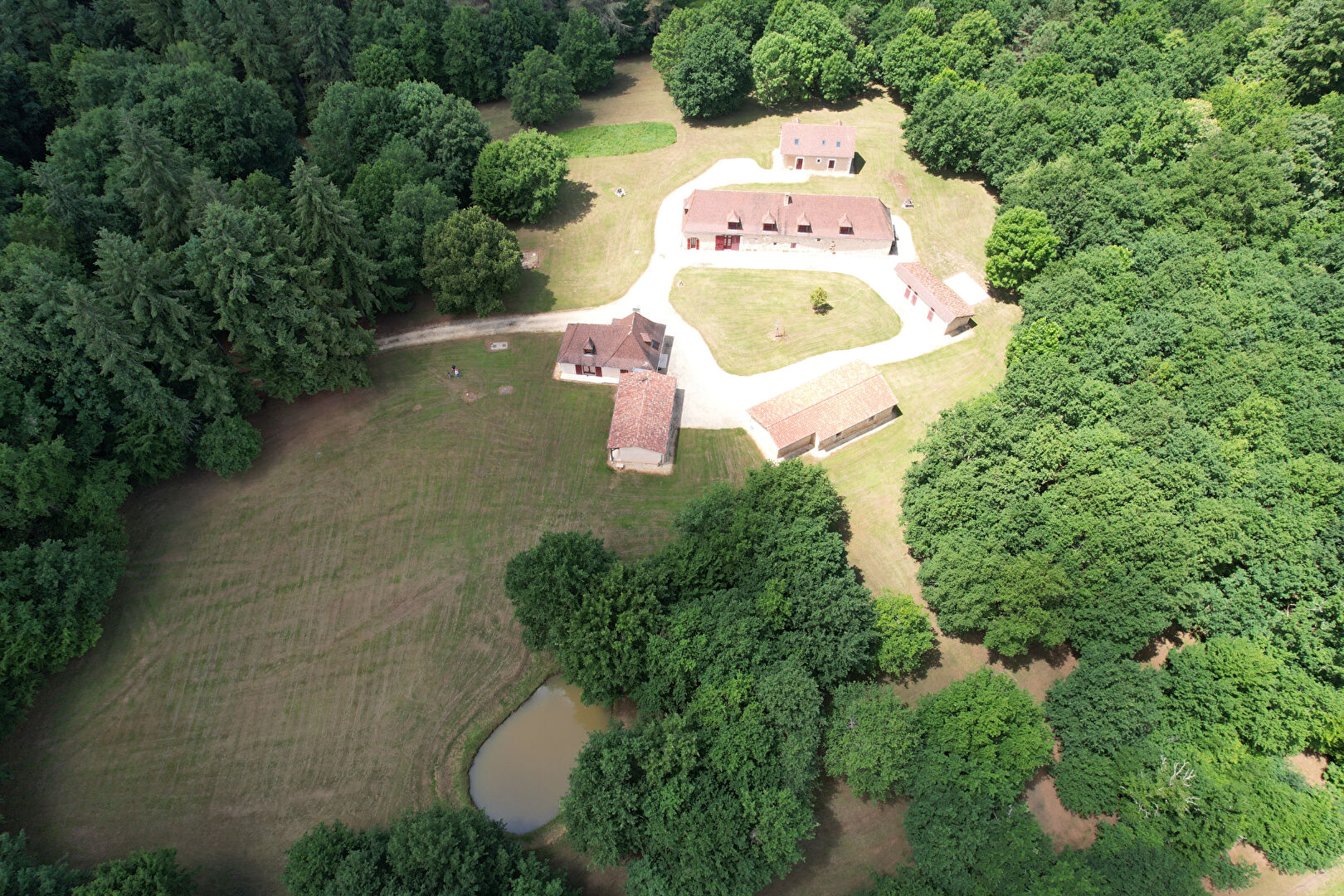 Ensemble immobilier et domaine forestier d’exception.