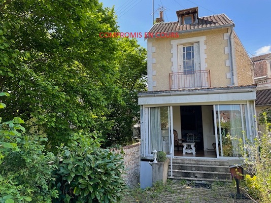 VESONE, maison avec jardin et garage.