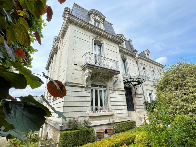 HÔTEL PARTICULIER AVEC JARDIN ET GARAGE