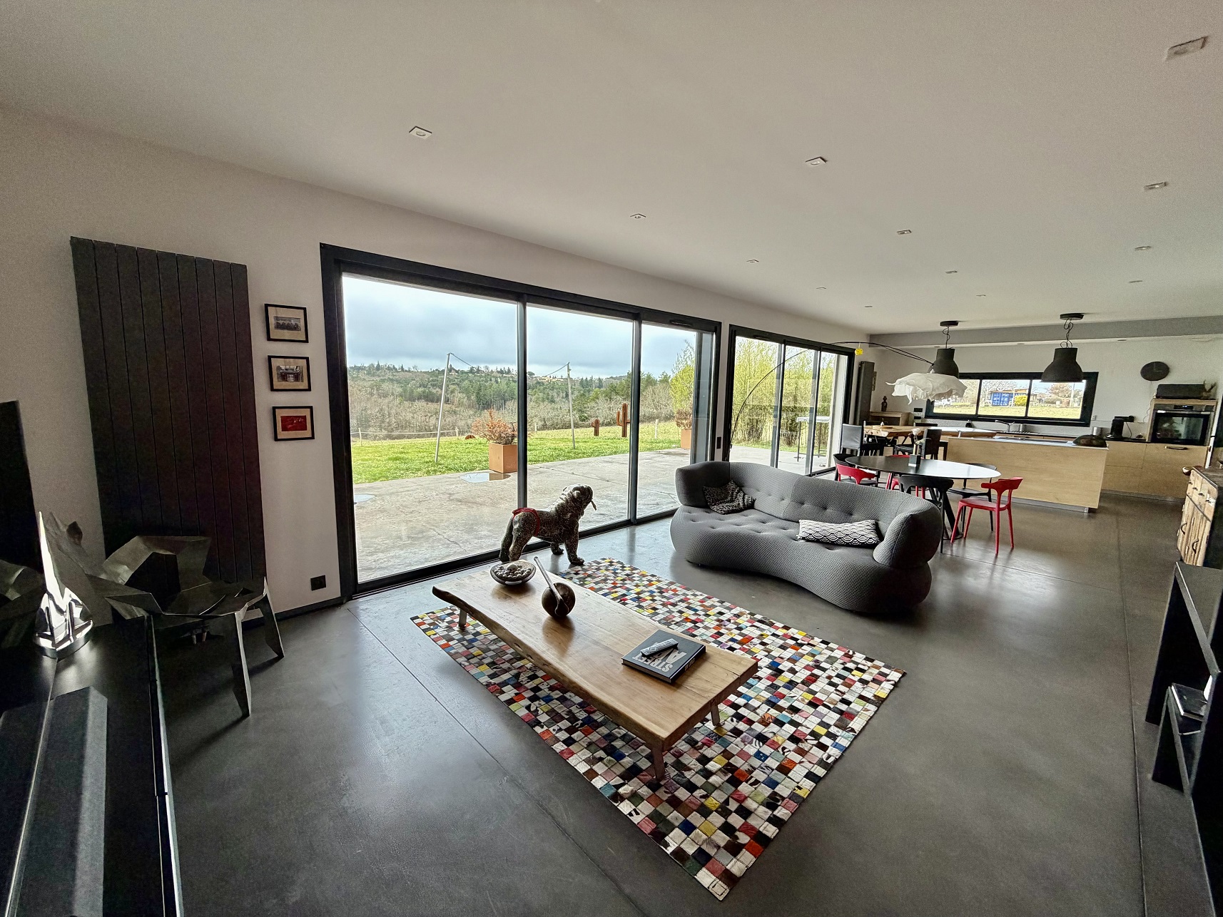 Villa 4 pièces 120 m2 avec vue dégagée.