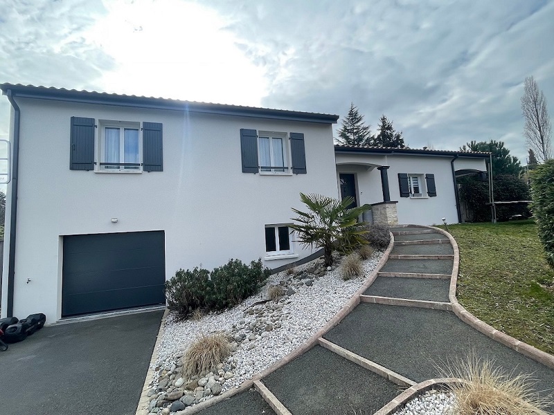 Maison T6 avec piscine.