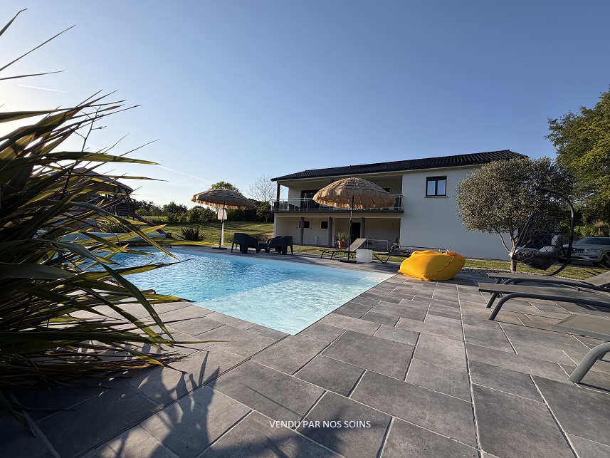 Villa  6 pièces, 200 m2.