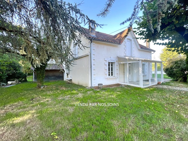Maison  3 pièces avec jardin et grand garage.