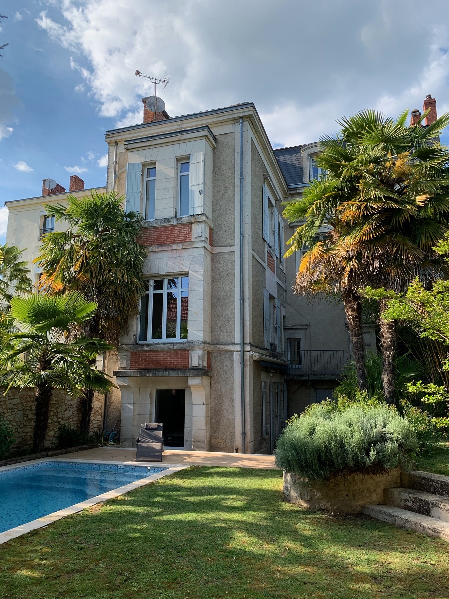 Hotel particulier avec jardin et piscine.
