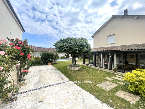Maison 3 chambres avec parking, piscine et dépendances.