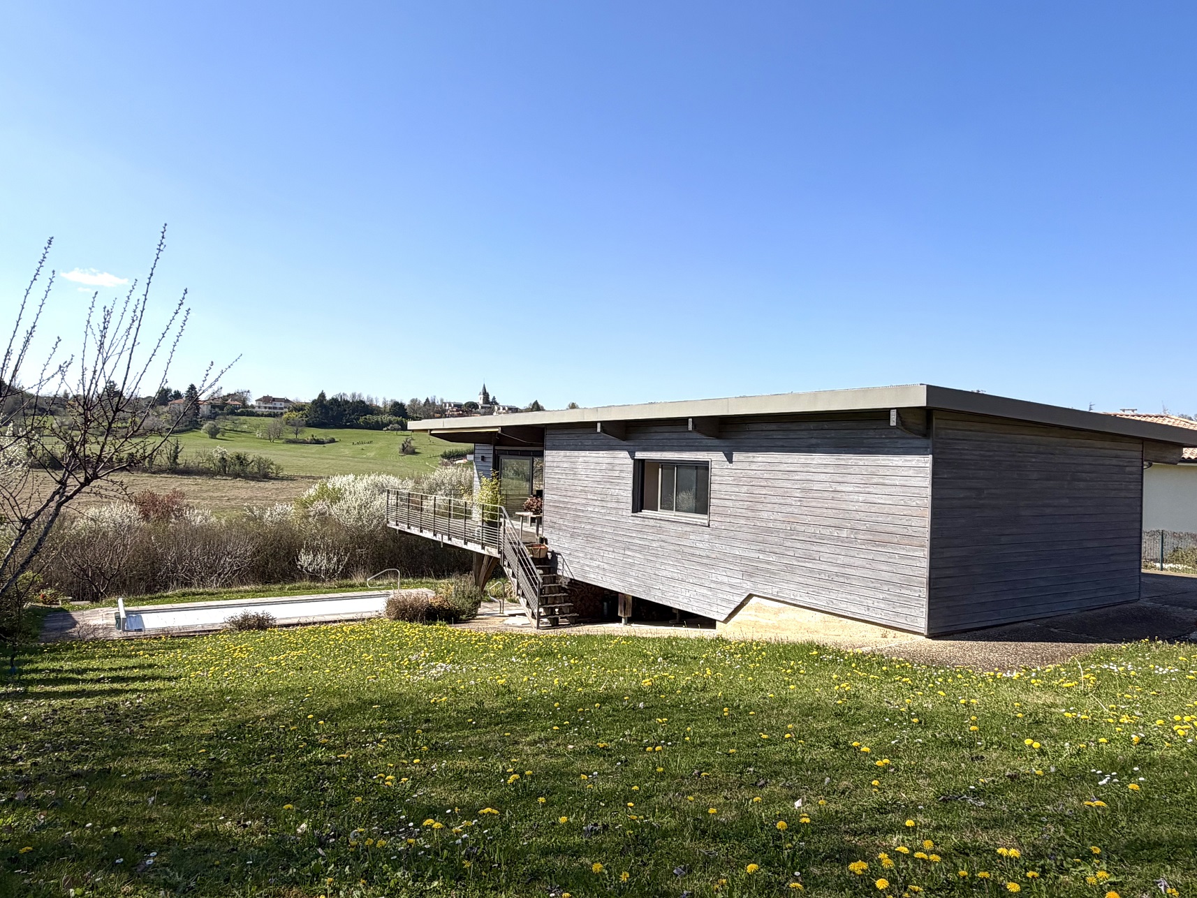 Maison avec garage et piscine.