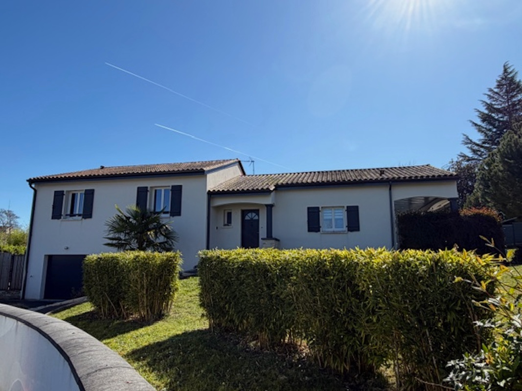 Maison T6 avec piscine.