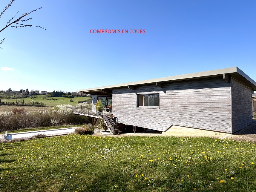 Maison avec garage et piscine.