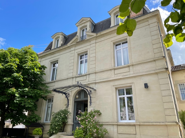 Hôtel particulier avec dépendance et piscine
