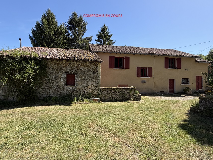 Maison de bourg avec dépendances.