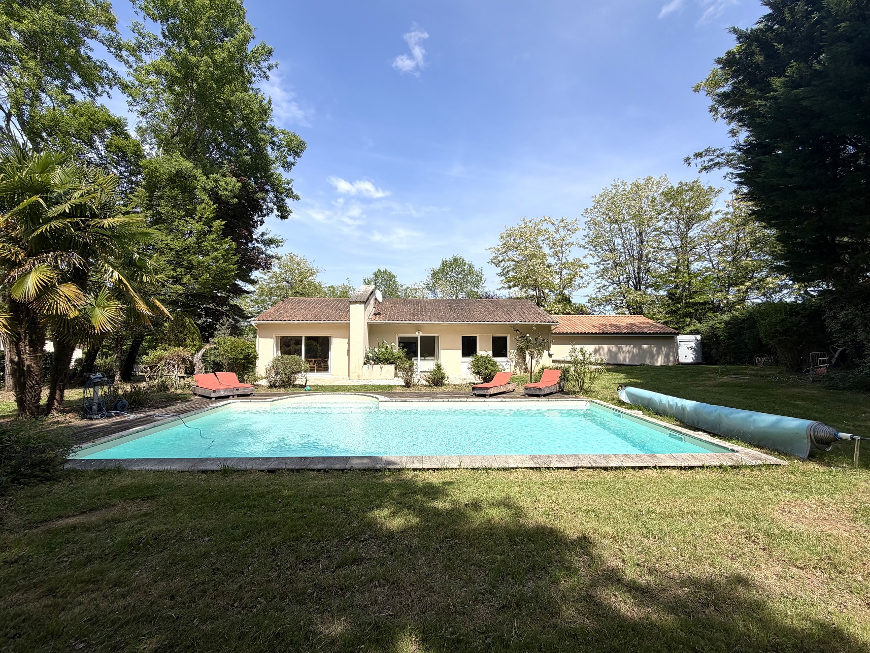 Villa de plain-pied avec piscine et double garage.