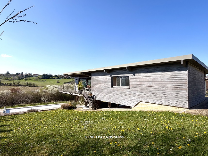 Maison avec garage et piscine.