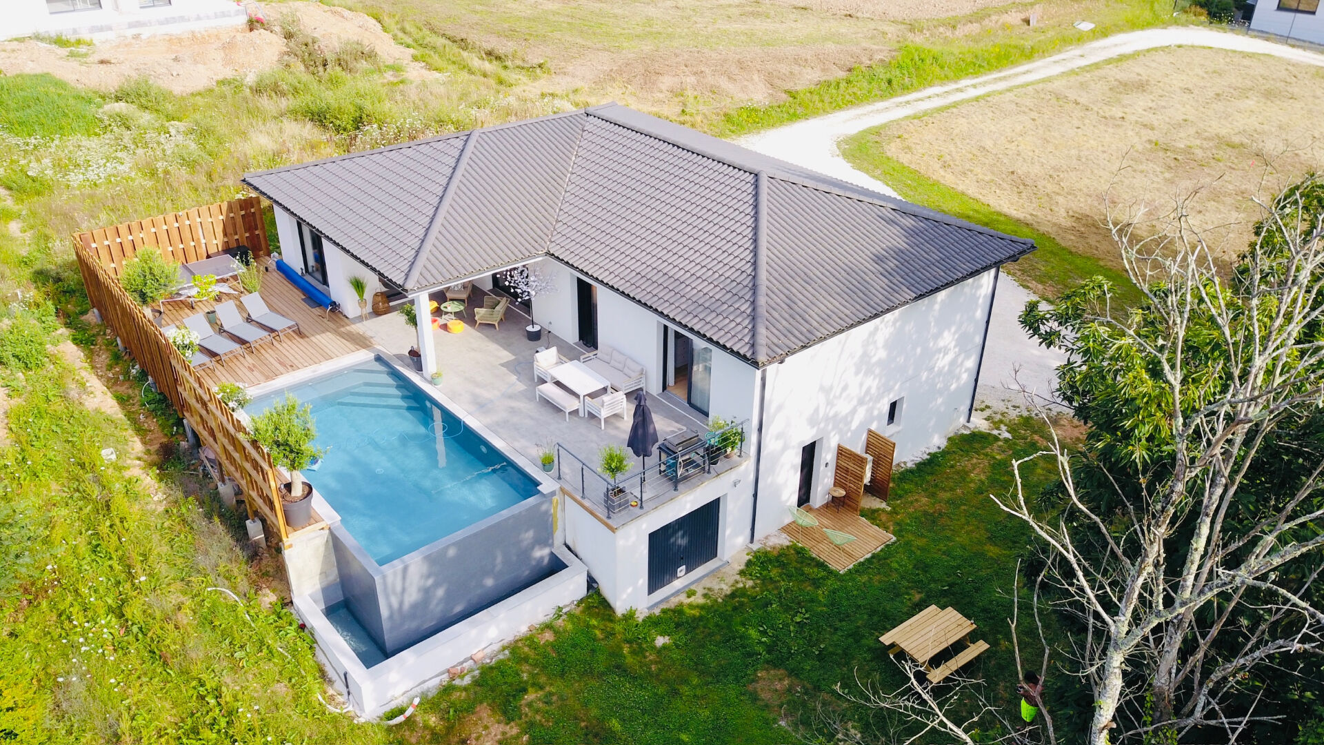 Maison contemporaine avec piscine.