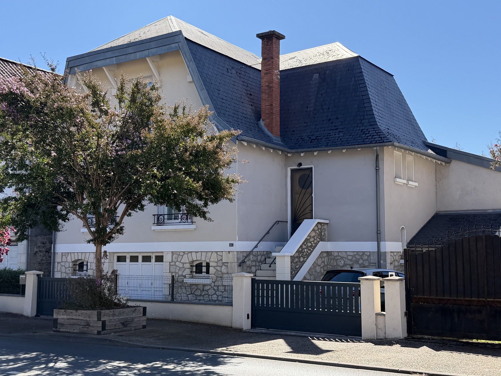 Maison 3 chambres et garage.