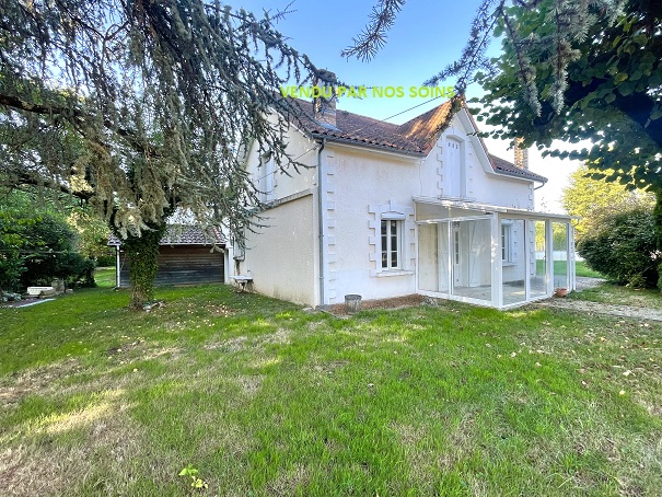 Maison  3 pièces avec jardin et grand garage.