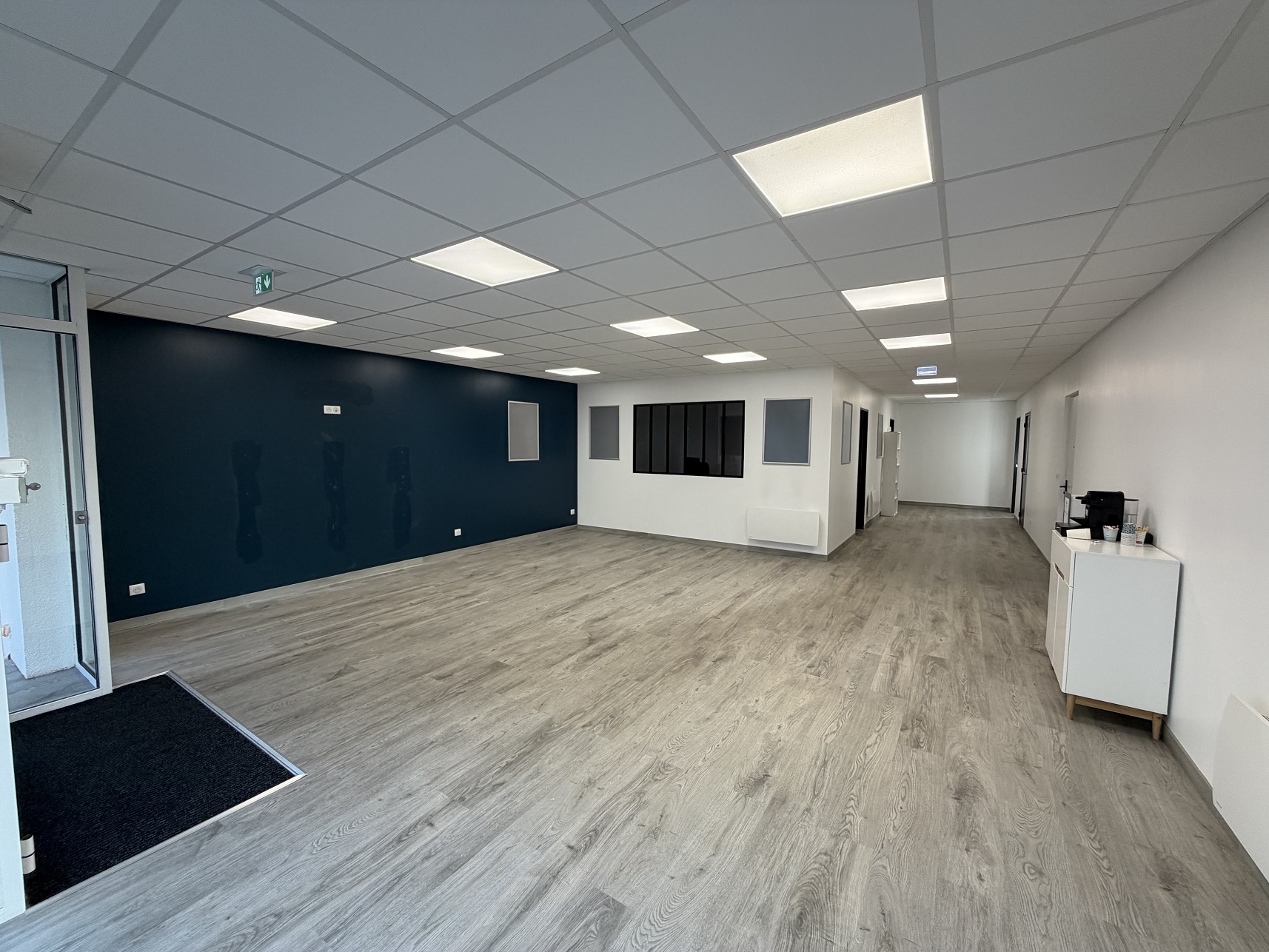 Locaux commerciaux 200 m2.
